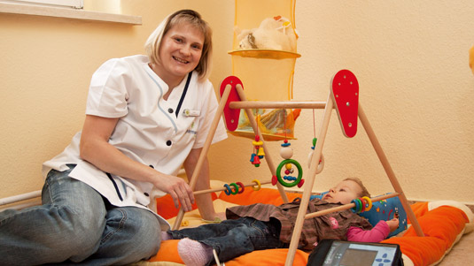 kinderintensivpflege pflegerin spielt mit kind